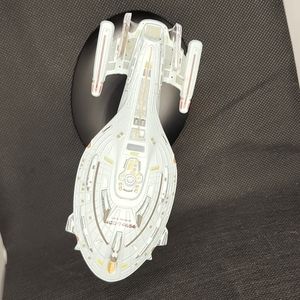 Star Trek Voyager starship model w/stand